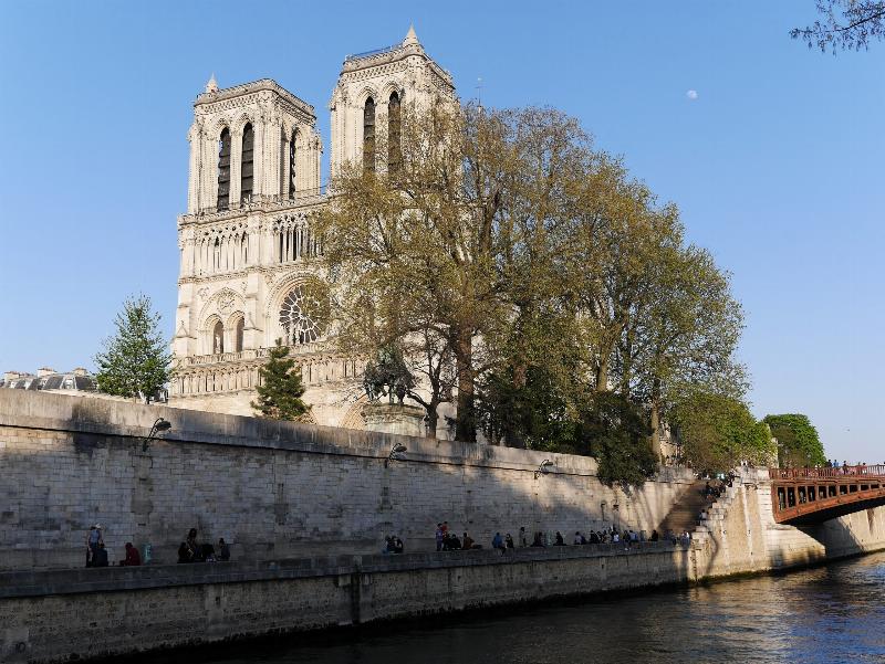 L'architecture gothique de Notre-Dame de Paris, avec ses arcs-boutants emblématiques et ses rosaces